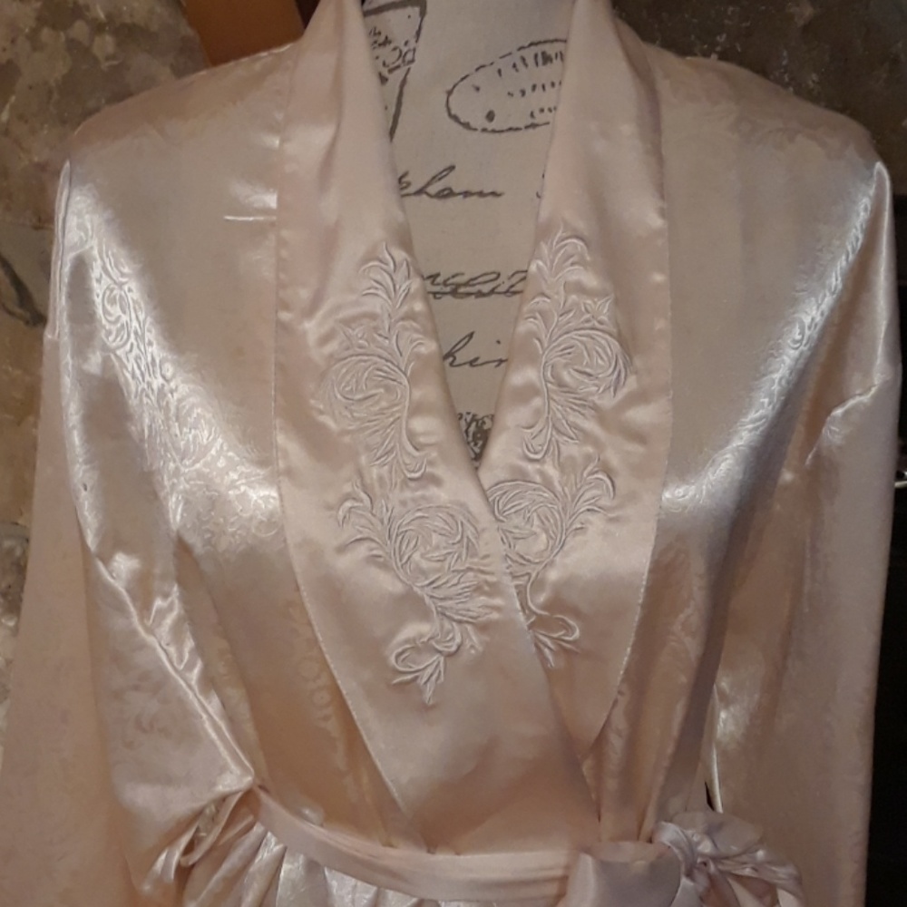 Vintage Victoria's Secret robe - Picture 2 of 8